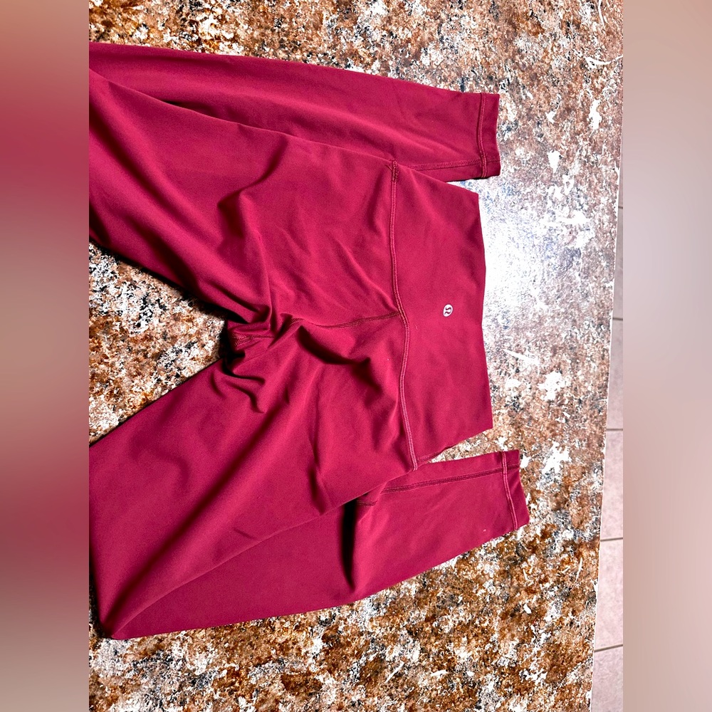 Lululemon Wunder Under Leggings. Size 4. In great condition.